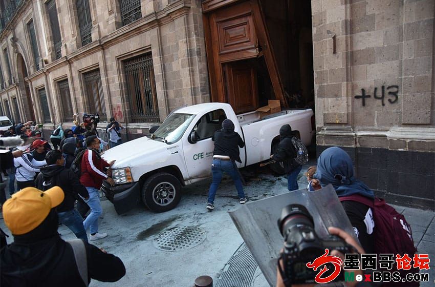 970326_Palacio-Nacional-Protesta-Ayotzinapa-3_impreso-Cuartoscuro-EDITED.jpg